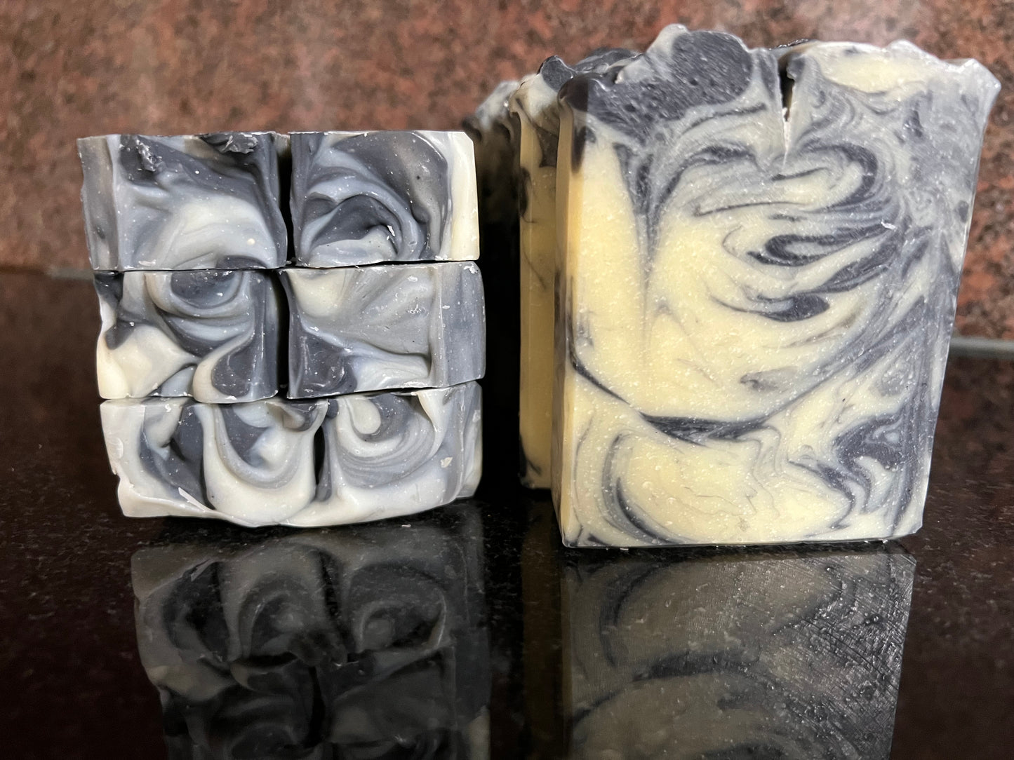 Aloe & Tea Tree tvål på granitbänkskiva
