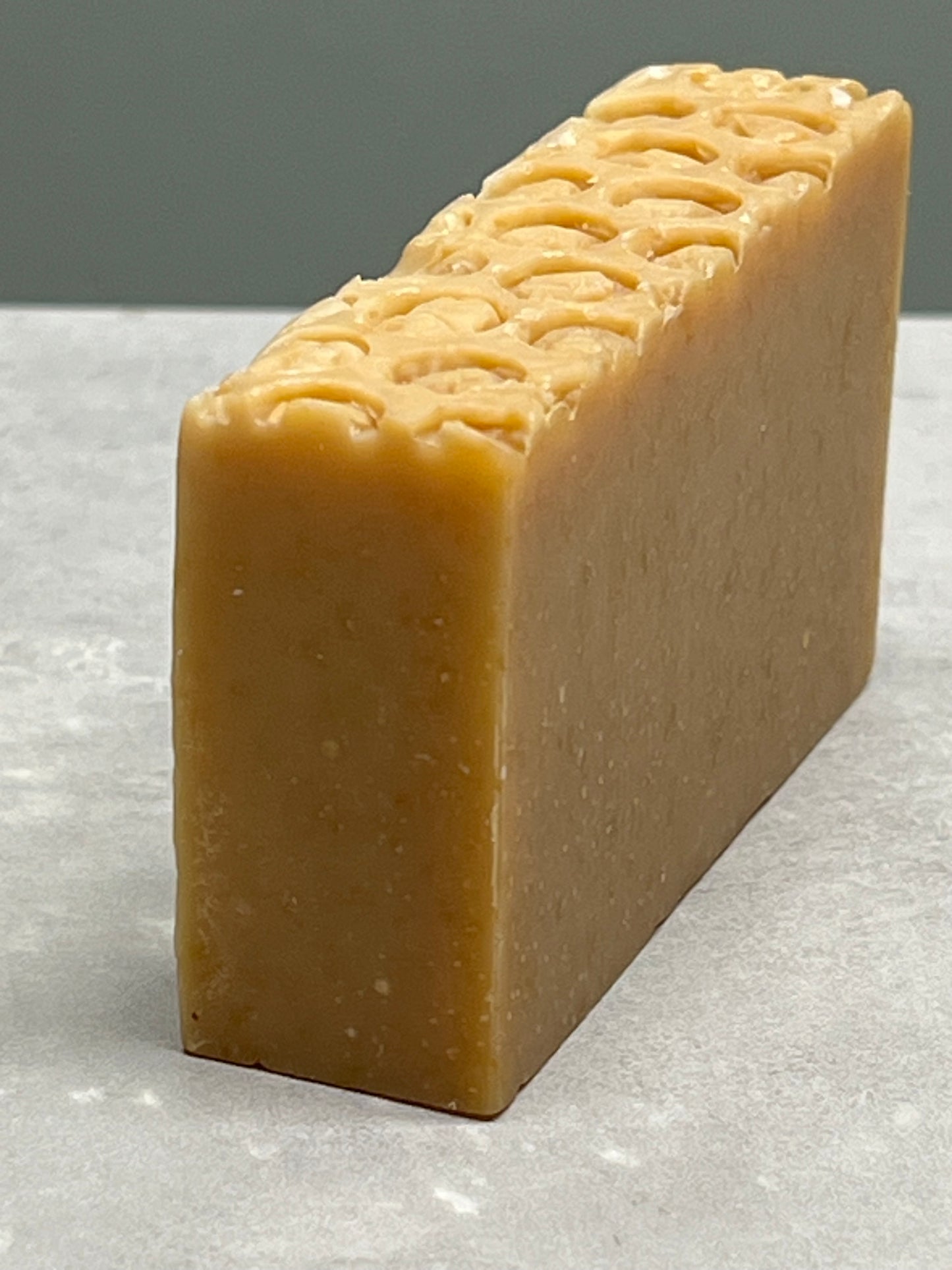 Honungsbi 70g hantverkstvål från Jarsetvål